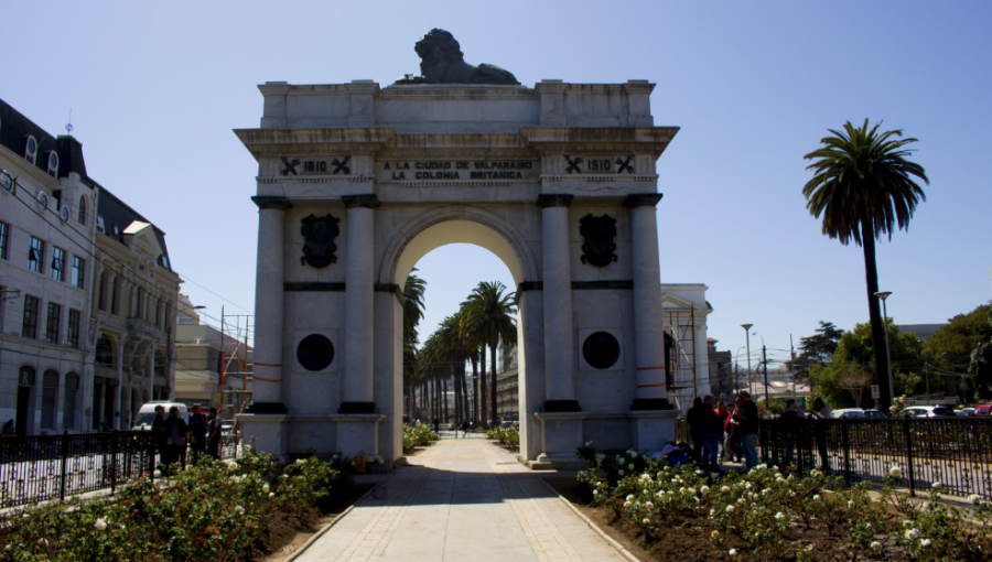 Restauran y restituyen placa del Arco Británico que conmemora descubrimiento de Valparaíso