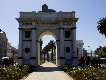 Restauran y restituyen placa del Arco Británico que conmemora descubrimiento de Valparaíso