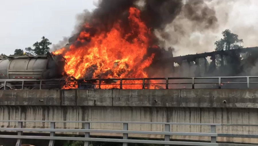 Osorno: Camiones chocaron de frente y explotaron en el puente Rahue