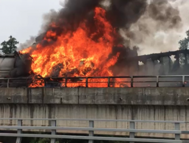 Osorno: Camiones chocaron de frente y explotaron en el puente Rahue