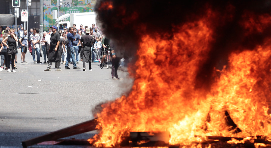 Barricadas y enfrentamientos se generaron en el plan de Valparaíso por paro portuario