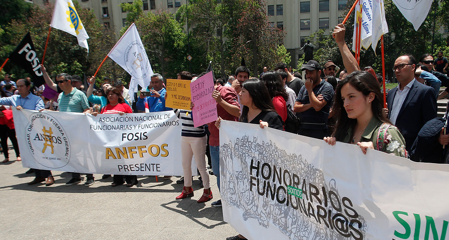 Trabajadores públicos protestaron frente a La Moneda por despidos masivos