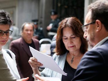 Ex ministros de Bachelet ingresan documento al TC por la objeción de conciencia