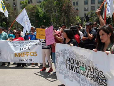 Trabajadores públicos protestaron frente a La Moneda por despidos masivos