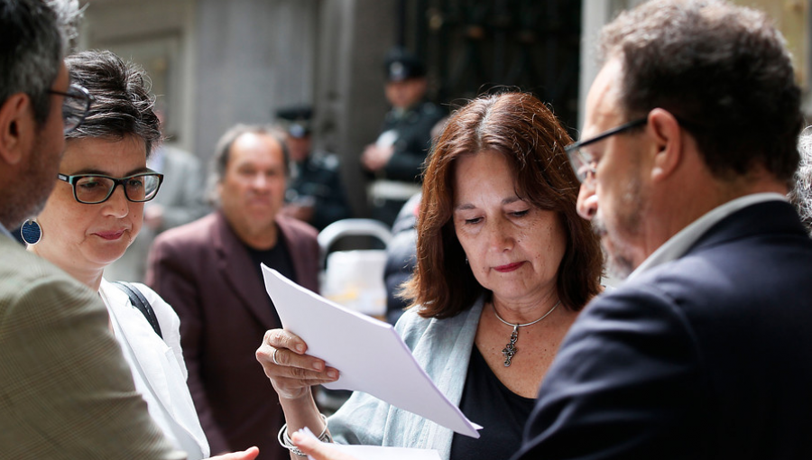 Ex ministros de Bachelet ingresan documento al TC por la objeción de conciencia