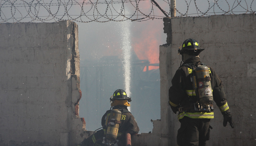 Incendio en fábrica de Macul movilizó al Cuerpo de Bomberos