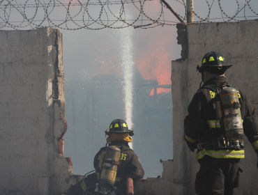 Incendio en fábrica de Macul movilizó al Cuerpo de Bomberos