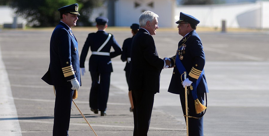 Ex comandante en jefe de la FACh se lanzó en picada contra el presidente Piñera