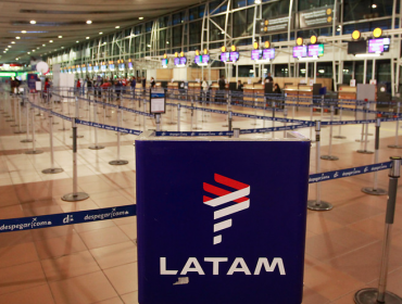 Trabajadores de Latam advierten retrasos y "descontrol" en el Aeropuerto de Santiago