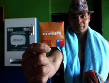 Cerro Navia instaló dispensador de condones en gimnasio municipal