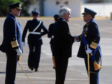 Ex comandante en jefe de la FACh se lanzó en picada contra el presidente Piñera