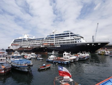 Recala crucero en Valparaíso en medio de dura jornada de protesta