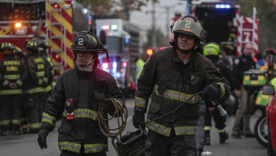 Incendio afecto a dos departamentos en el centro de Santiago