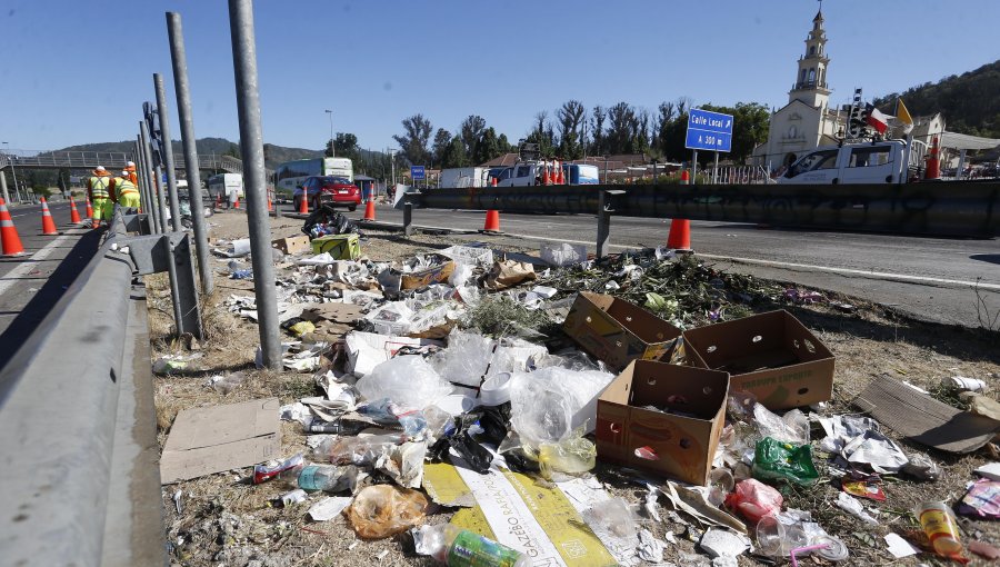 Al menos 35 toneladas de basura dejan peregrinos en Santuario de Lo Vásquez