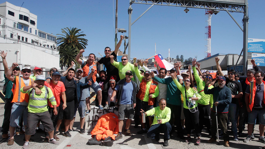 Paro de trabajadores portuarios en Valparaíso suma apoyos en otras regiones