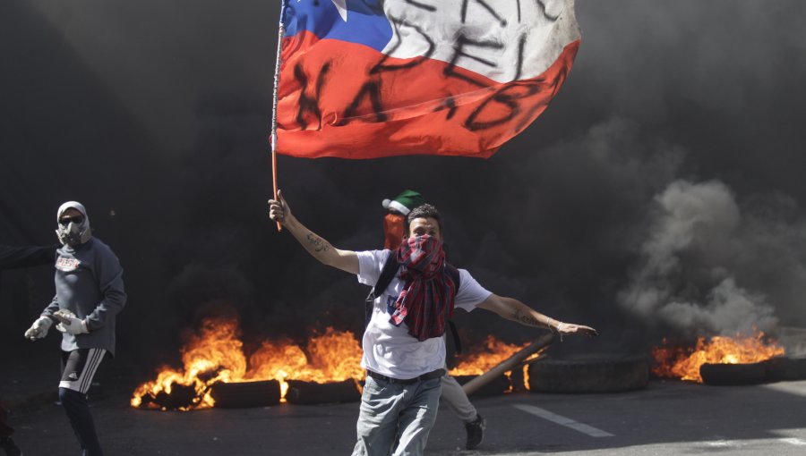 ¿Trabajadores ó Violentistas?: Impresionantes imágenes del bloqueo al Puerto de Valparaíso