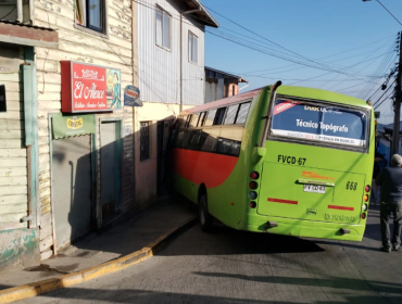 Valparaíso: Microbús terminó incrustado en una vivienda del cerro Las Cañas