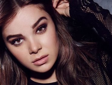 Hailee Steinfeld brilló en la premiere de "Bumblebee" con vestido efecto 3D
