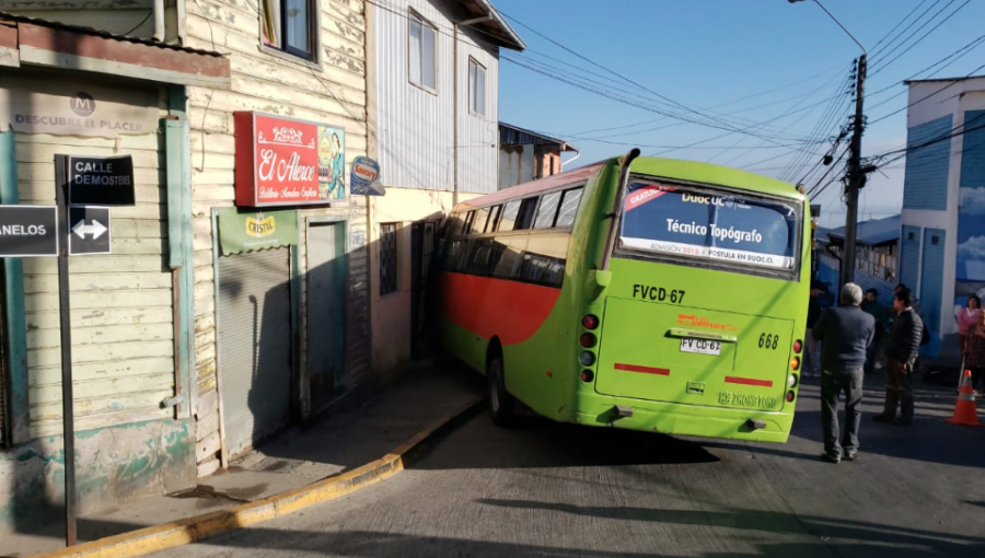 Valparaíso: Microbús terminó incrustado en una vivienda del cerro Las Cañas