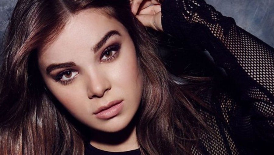 Hailee Steinfeld brilló en la premiere de "Bumblebee" con vestido efecto 3D