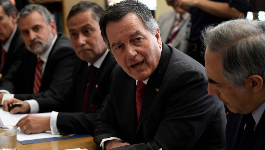 El fuerte encontrón entre el canciller Ampuero y el senador Pizarro por Pacto Migratorio