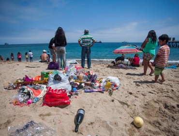 Atención, bañistas: Quienes ensucien playas, ríos y parques, arriesgan multa de hasta $200 mil