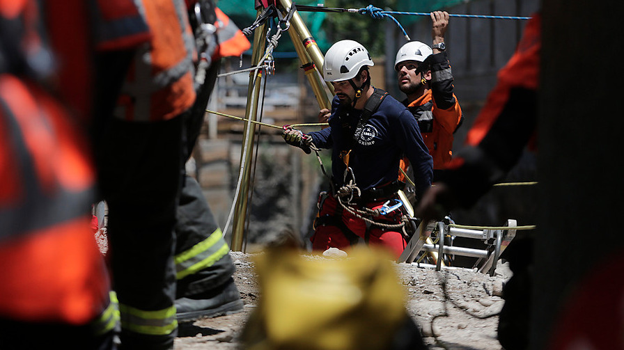 Rescatan a trabajador que cayó a pozo de edificio en construcción en Vitacura