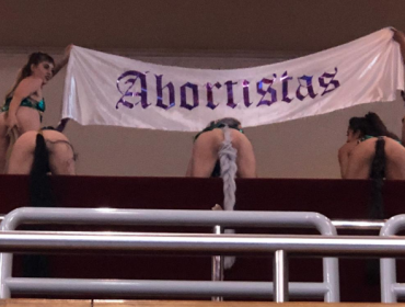 "Yeguas latinoamericanas" realizaron intervención en plena Sala de la Cámara