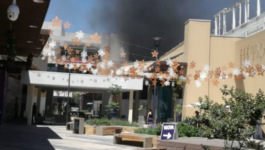 Cerca de un millar de personas debió evacuar mall de La Calera por incendio