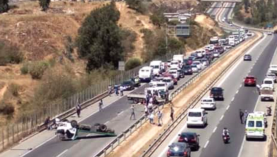 Tres lesionados de gravedad deja colisión de dos camiones en autopista Troncal Sur de Quilpué