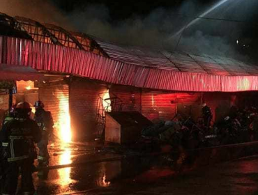 Incendio en galpón de la Vega Central afectó a 11 locales comerciales