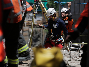 Rescatan a trabajador que cayó a pozo de edificio en construcción en Vitacura