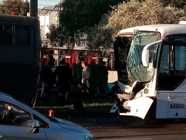 Choque entre bus de Carabineros y otro particular dejó 16 personas lesionadas en Viña