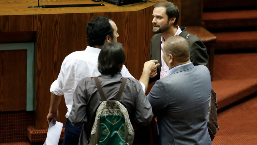 Jornada de conatos en la Cámara: Diputados PC y UDI protagonizaron fuerte discusión