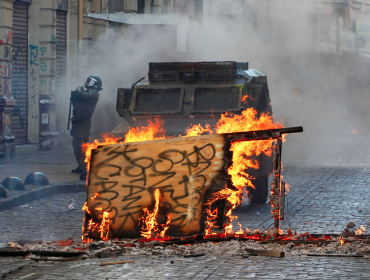 Barricadas, lacrimógenas y molotovs: Duros enfrentamientos en la Av. Errázuriz de Valparaíso