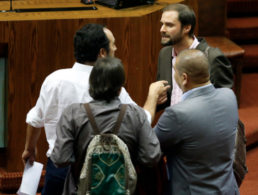 Jornada de conatos en la Cámara: Diputados PC y UDI protagonizaron fuerte discusión