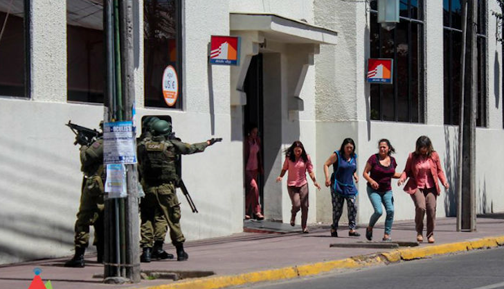 Insólito: Realizan "violento" simulacro de asalto en banco, pero sin avisar a trabajadores