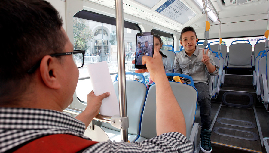 Nuevos buses eléctricos del Transantiago fueron presentados al público