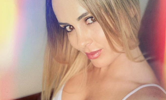 Maura Rivera deslumbra con diminuto bikini desde vacaciones en Punta Cana