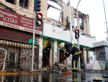 Con riesgo de derrumbe quedó inmueble incendiado en Alameda con Matucana