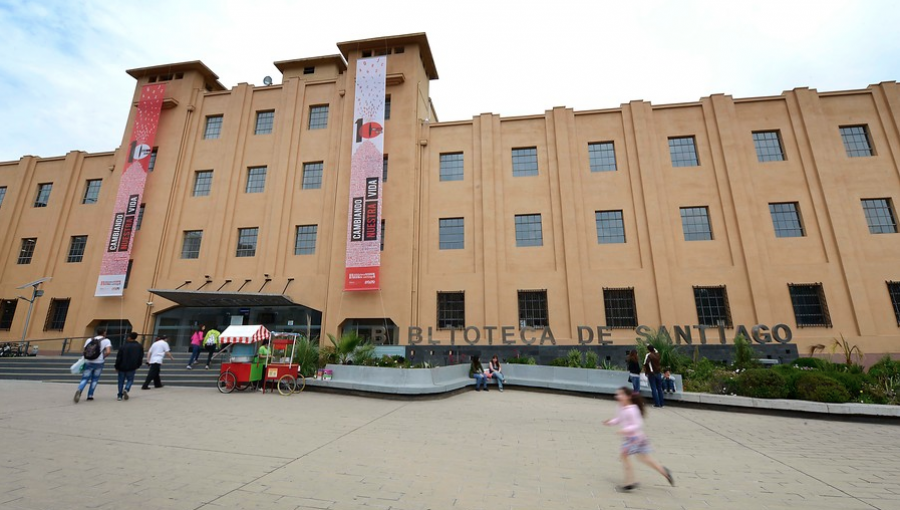 Biblioteca de Santiago permite que personas trans se inscriban con su nombre social