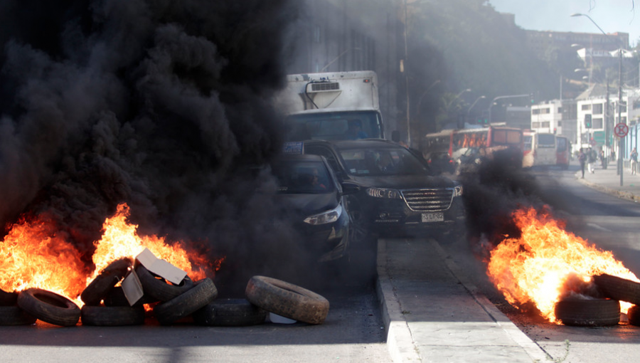 Trabajadores portuarios encendieron nuevas barricadas en la Av. Errázuriz de Valparaíso