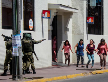 Insólito: Realizan "violento" simulacro de asalto en banco, pero sin avisar a trabajadores