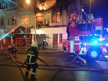 Incendio afectó a edificio comercial del centro de Santiago