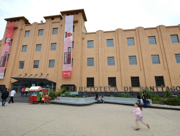 Biblioteca de Santiago permite que personas trans se inscriban con su nombre social