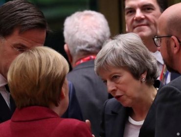 Unión Europea descarta renegociar pacto del Brexit para ayudar a May