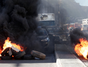 Trabajadores portuarios encendieron nuevas barricadas en la Av. Errázuriz de Valparaíso