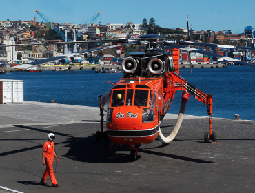 Desembarcaron en Valparaíso dos modernos helicópteros que combatirán incendios forestales en el sur