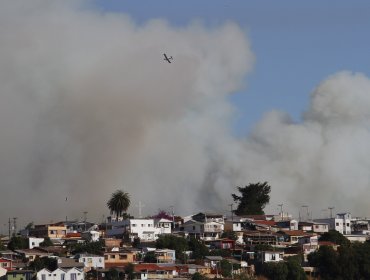 Mantienen Alerta Roja en Valparaíso por incendio forestal en Loma Negra