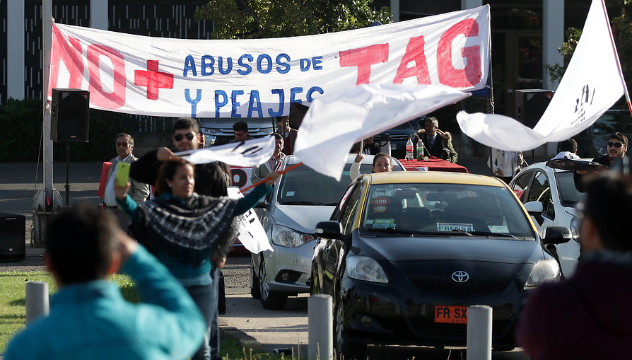 Manifestantes bloquearon autopista Vespucio Norte en rechazo al alza de los TAG